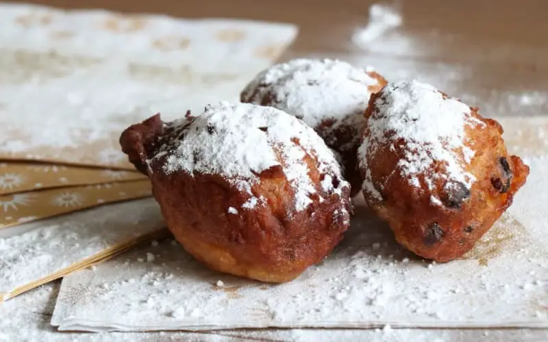 What do the Dutch eat - New year snack oliebollen