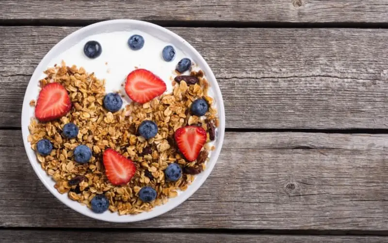 What do the Dutch eat - breakfast granola bowl
